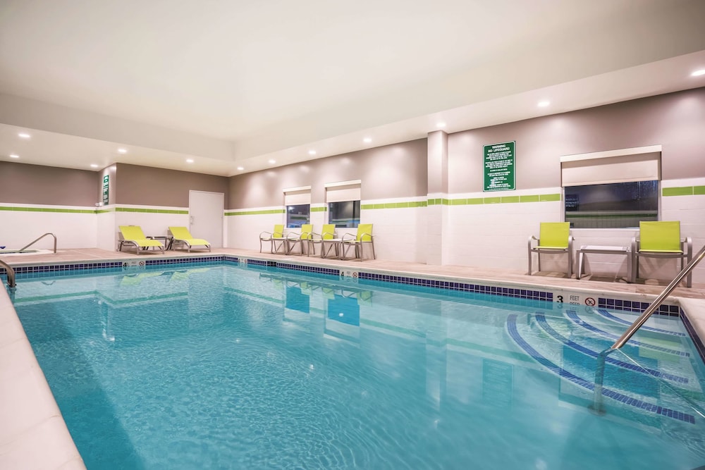 Imagen de la piscina del Hotel La Quinta Inn & Suites by Wyndham Clifton Park/Saratoga Area. Foto 19