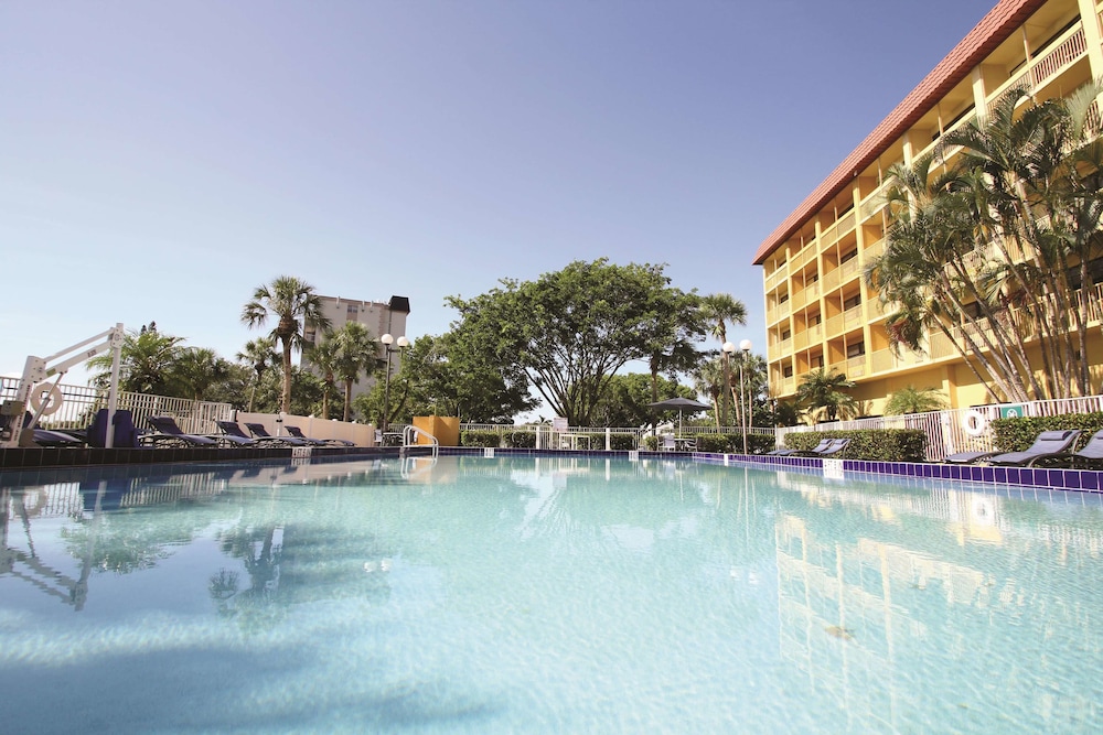 Imagen de la piscina del Hotel La Quinta Inn & Suites by Wyndham Coral Springs Univ Dr. Foto 14