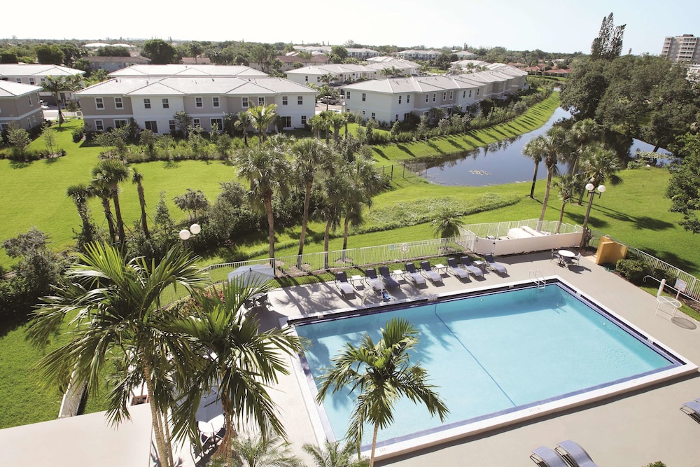 Imagen de la piscina del Hotel La Quinta Inn & Suites by Wyndham Coral Springs Univ Dr. Foto 15