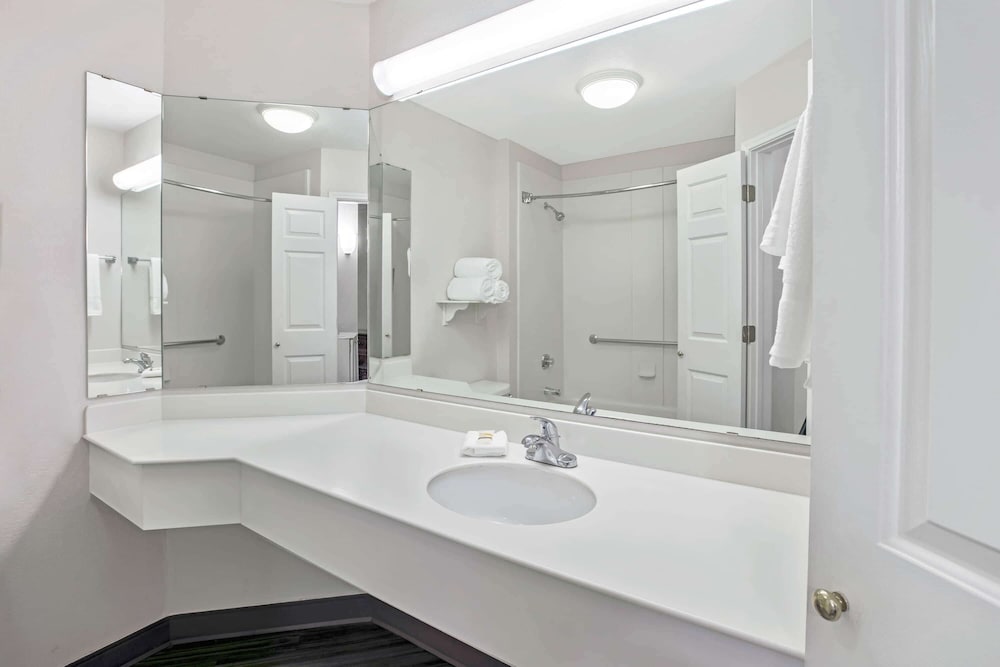Imagen de la habitación del Hotel La Quinta Inn & Suites by Wyndham Dallas Arlington South. Foto 15