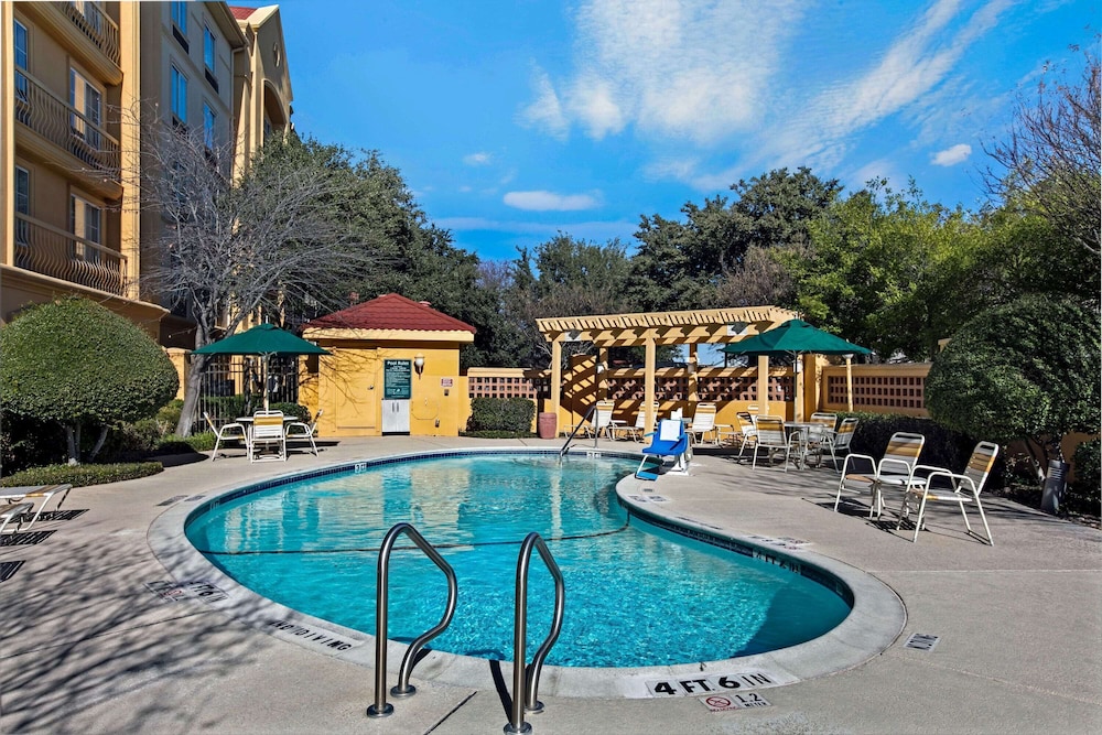 Imagen de la piscina del Hotel La Quinta Inn & Suites by Wyndham Dallas Arlington South. Foto 20
