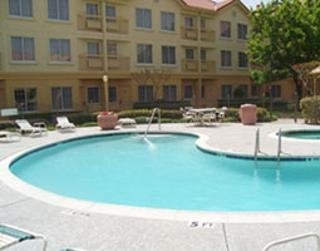 Imagen de la piscina del Hotel La Quinta Inn & Suites by Wyndham Dallas DFW Airport North. Foto 8