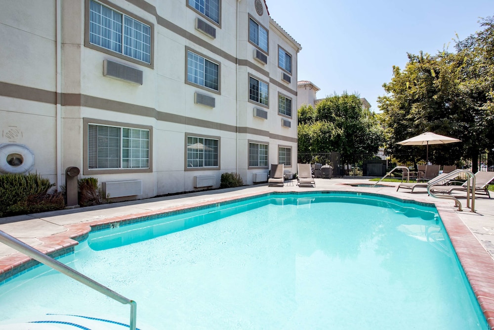 Imagen de la piscina del Hotel La Quinta Inn & Suites by Wyndham Davis. Foto 18