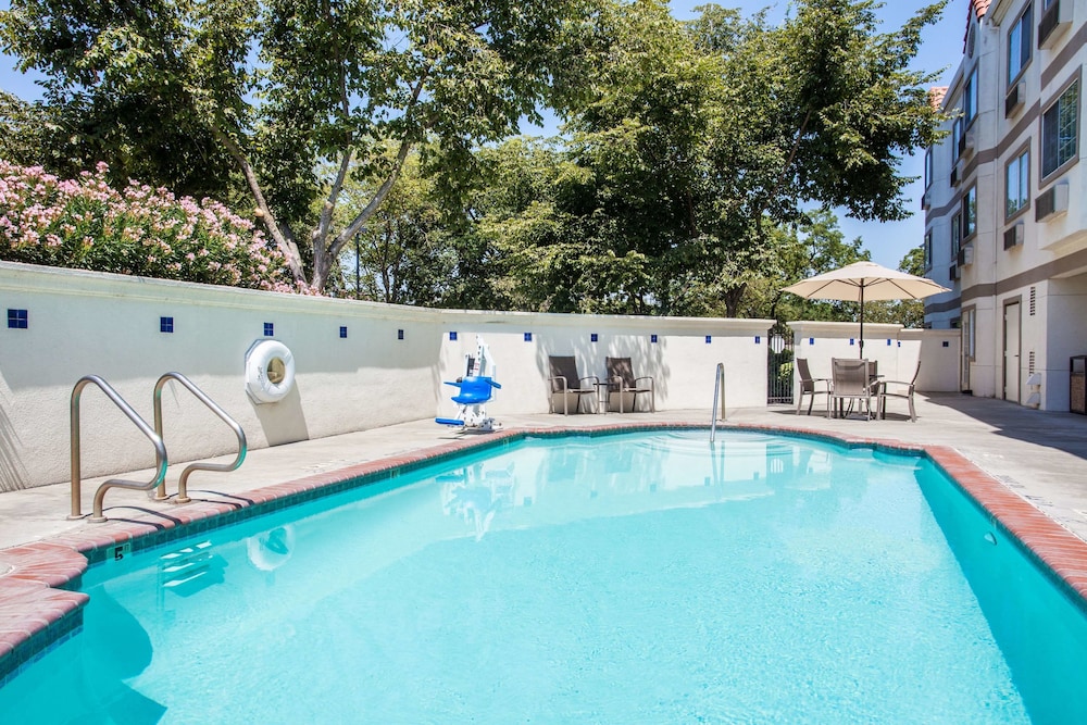 Imagen de la piscina del Hotel La Quinta Inn & Suites by Wyndham Davis. Foto 20