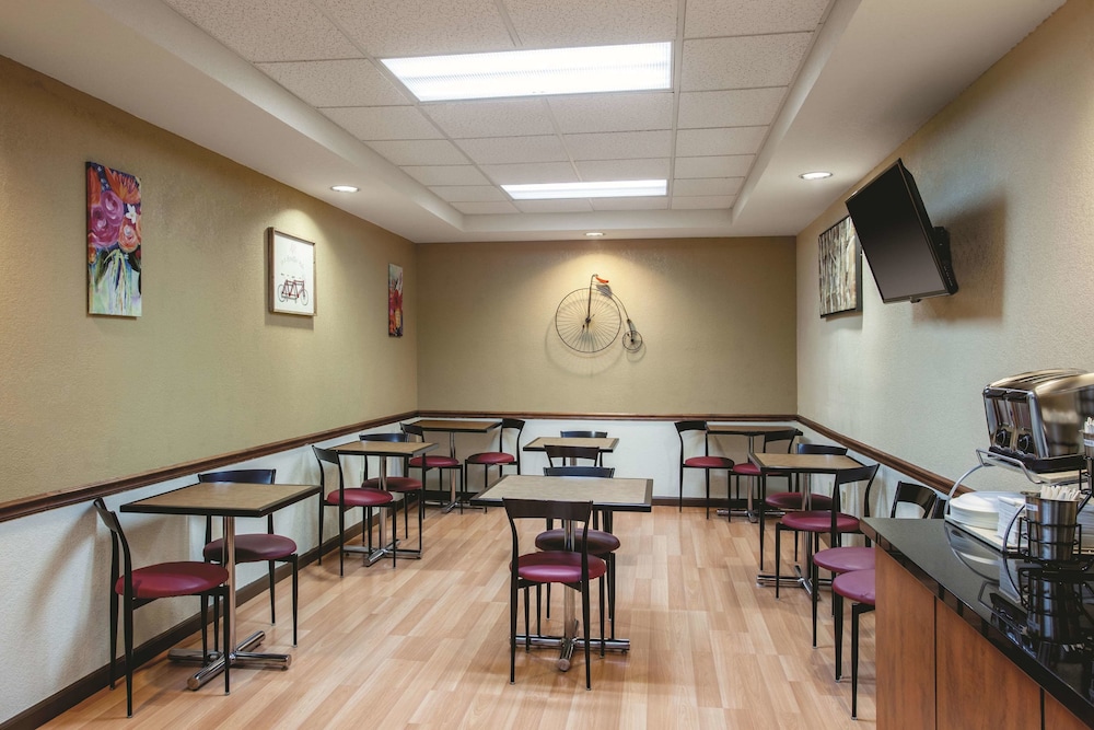 Imagen del bar/restaurante del Hotel La Quinta Inn & Suites by Wyndham Davis. Foto 2