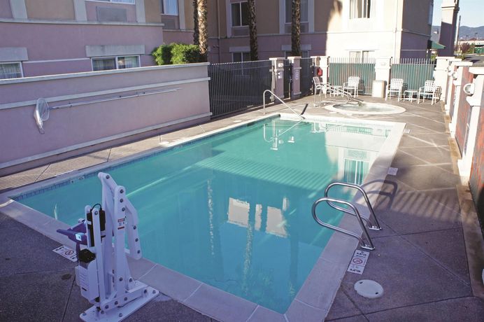 Imagen de la piscina del Hotel La Quinta Inn & Suites by Wyndham Fairfield - Napa Valley. Foto 15