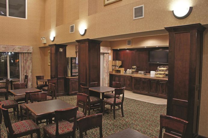 Imagen del bar/restaurante del Hotel La Quinta Inn & Suites by Wyndham Fairfield - Napa Valley. Foto 2