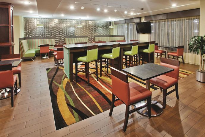 Imagen del bar/restaurante del Hotel La Quinta Inn & Suites by Wyndham Florence. Foto 5