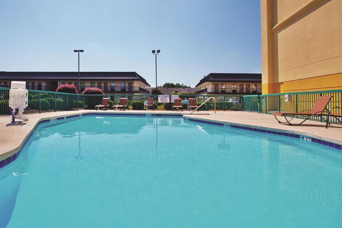 Imagen de la piscina del Hotel La Quinta Inn & Suites by Wyndham Florence. Foto 15