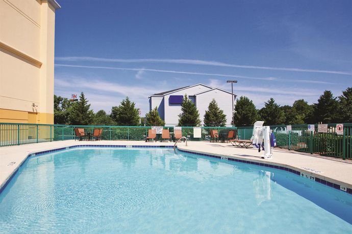 Imagen de la piscina del Hotel La Quinta Inn & Suites by Wyndham Florence. Foto 16