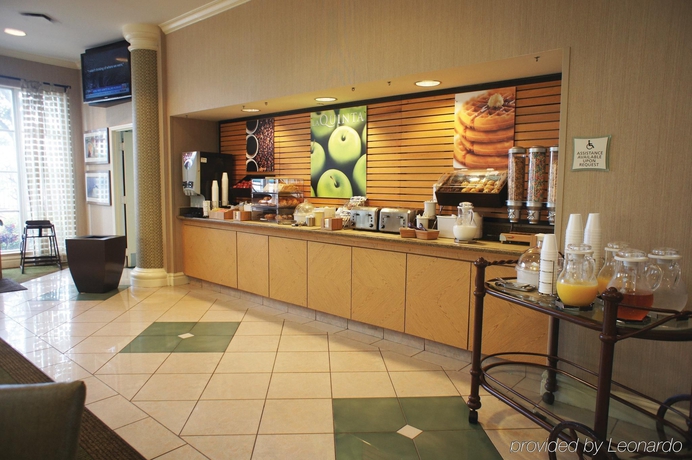 Imagen del bar/restaurante del Hotel La Quinta Inn & Suites by Wyndham Ft. Lauderdale Airport. Foto 8