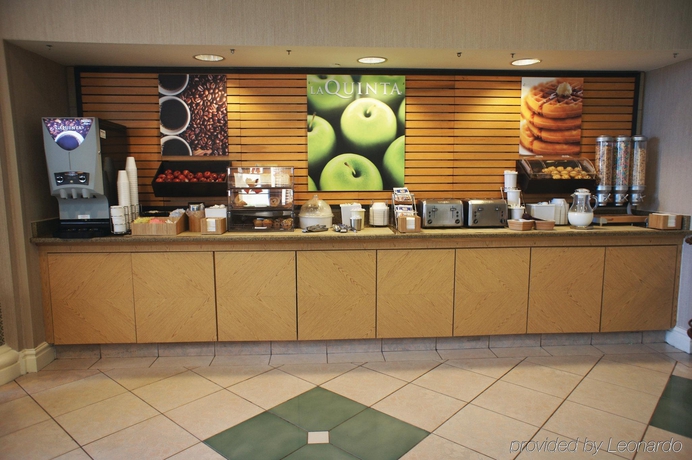 Imagen del bar/restaurante del Hotel La Quinta Inn & Suites by Wyndham Ft. Lauderdale Airport. Foto 9
