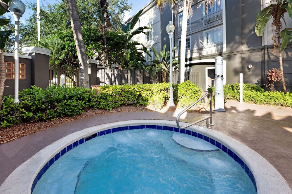 Imagen de la piscina del Hotel La Quinta Inn & Suites by Wyndham Ft. Lauderdale Plantation. Foto 20