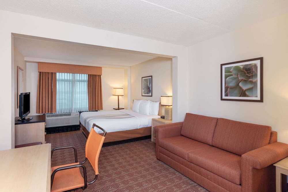 Imagen de la habitación del Hotel La Quinta Inn & Suites by Wyndham Garden City. Foto 11