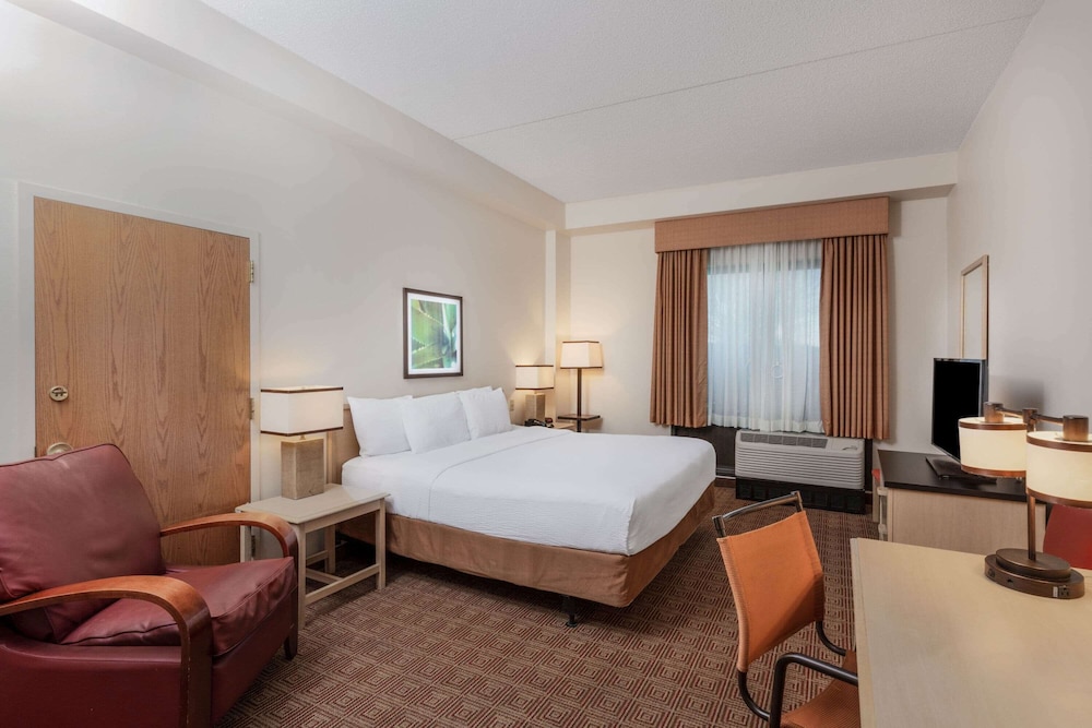 Imagen de la habitación del Hotel La Quinta Inn & Suites by Wyndham Garden City. Foto 15