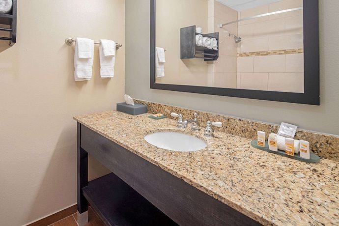 Imagen de la habitación del Hotel La Quinta Inn & Suites by Wyndham Gonzales LA. Foto 7