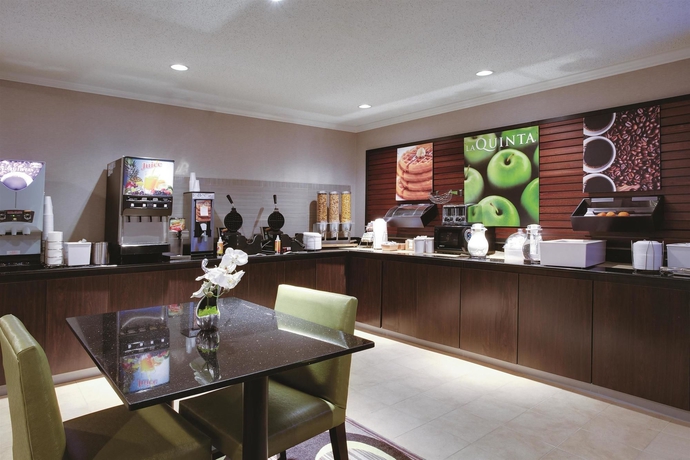 Imagen del bar/restaurante del Hotel La Quinta Inn & Suites by Wyndham Harrisburg Airport Hershey. Foto 3