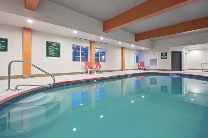 Imagen de la piscina del Hotel La Quinta Inn & Suites by Wyndham Harrisburg-Hershey. Foto 16