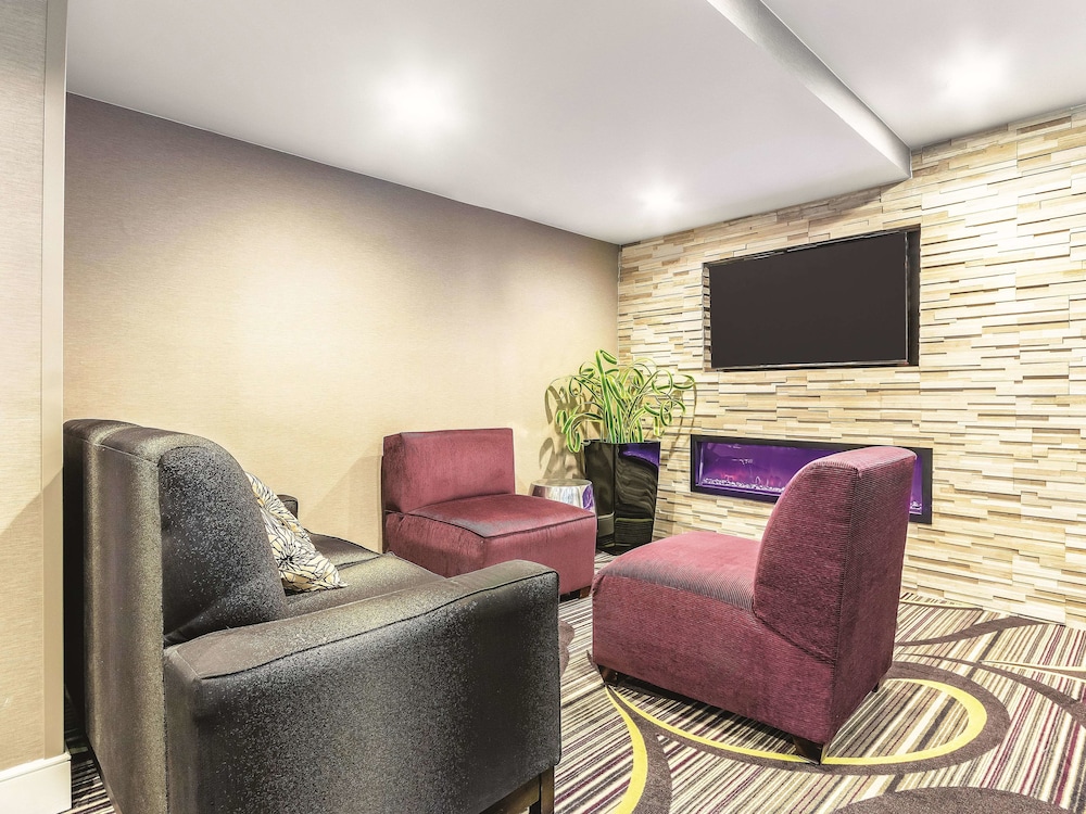 Imagen de los interiores del Hotel La Quinta Inn & Suites by Wyndham Hartford - Bradley Airport. Foto 18