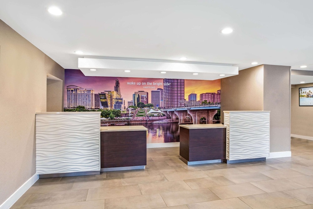 Imagen de los interiores del Hotel La Quinta Inn & Suites by Wyndham Hartford - Bradley Airport. Foto 19