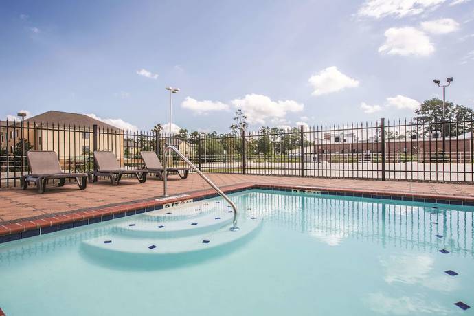 Imagen de la piscina del Hotel La Quinta Inn & Suites by Wyndham Hattiesburg - I-59. Foto 13