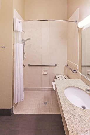 Imagen de la habitación del Hotel La Quinta Inn & Suites by Wyndham Houston Hobby Airport. Foto 12