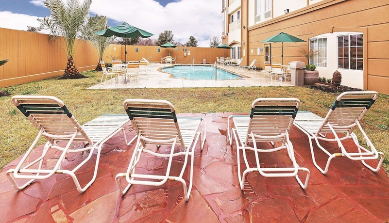 Imagen de la piscina del Hotel La Quinta Inn & Suites by Wyndham Houston Hobby Airport. Foto 19