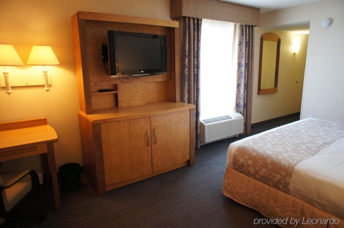 Imagen de la habitación del Hotel La Quinta Inn & Suites by Wyndham Islip - MacArthur Airport. Foto 16