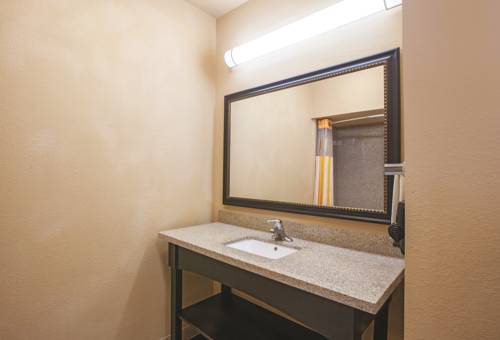 Imagen de la habitación del Hotel La Quinta Inn & Suites by Wyndham Jacksonville TX. Foto 2