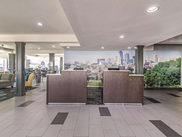 Imagen de los interiores del Hotel La Quinta Inn & Suites by Wyndham Kansas City Airport. Foto 7