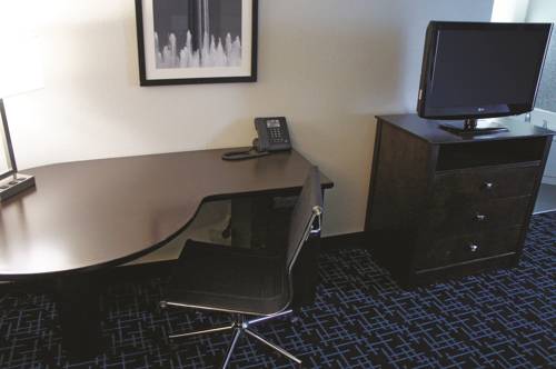 Imagen de la habitación del Hotel La Quinta Inn & Suites by Wyndham Kansas City Airport. Foto 5