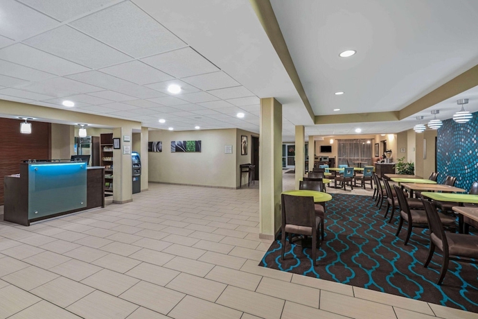 Imagen de los interiores del Hotel La Quinta Inn & Suites by Wyndham Knoxville Airport. Foto 18