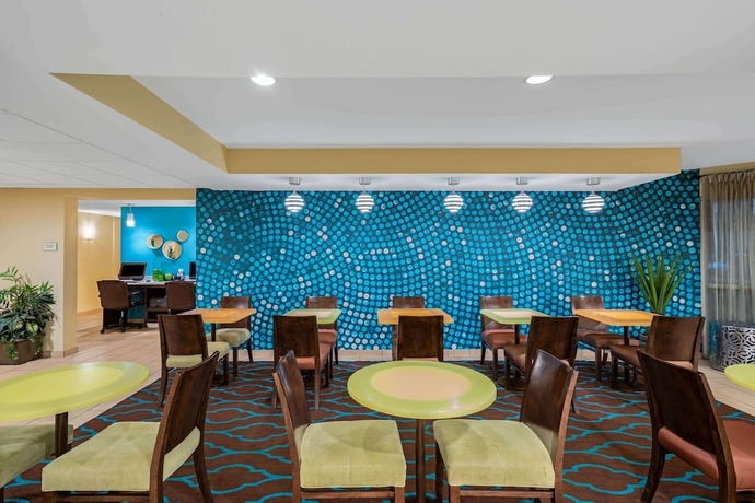 Imagen de los interiores del Hotel La Quinta Inn & Suites by Wyndham Knoxville Airport. Foto 19