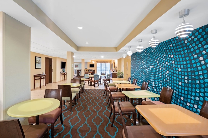 Imagen del bar/restaurante del Hotel La Quinta Inn & Suites by Wyndham Knoxville Airport. Foto 2