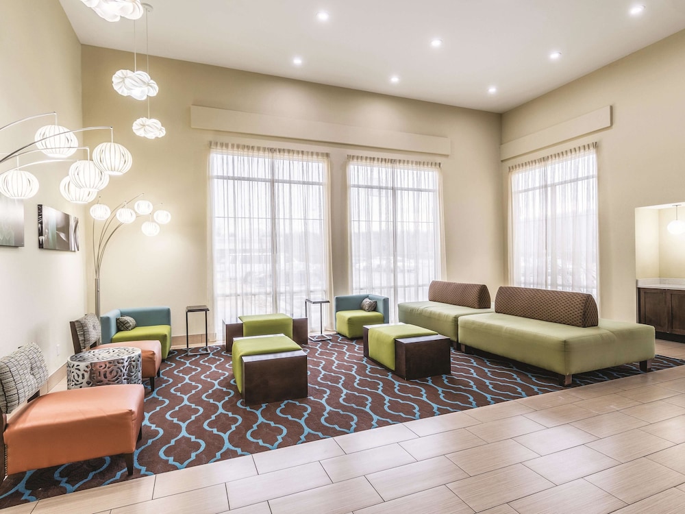 Imagen de los interiores del Hotel La Quinta Inn & Suites by Wyndham Knoxville Papermill. Foto 20