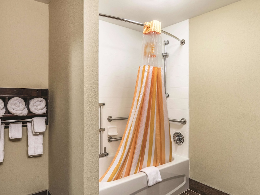 Imagen de la habitación del Hotel La Quinta Inn & Suites by Wyndham Knoxville Papermill. Foto 12