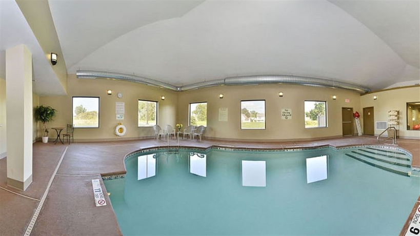 Imagen de la piscina del Hotel La Quinta Inn & Suites by Wyndham Lackawanna. Foto 16