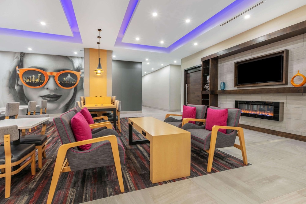 Imagen de los interiores del Hotel La Quinta Inn & Suites by Wyndham Lewisville. Foto 19
