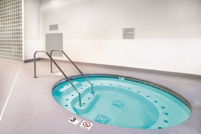 Imagen de la piscina del Hotel La Quinta Inn & Suites by Wyndham Loudon. Foto 10