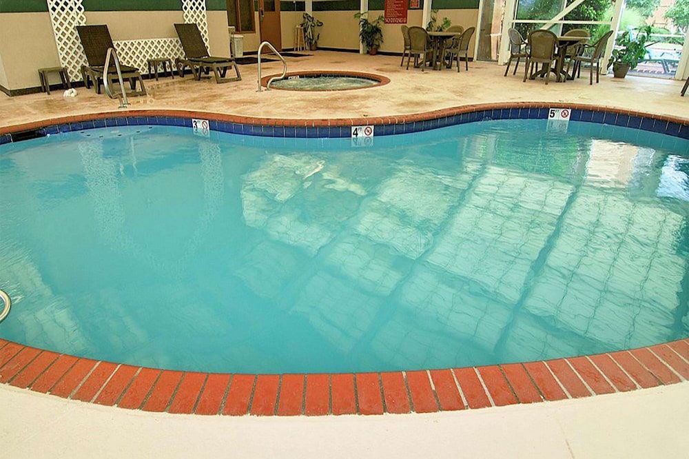 Imagen de la piscina del Hotel La Quinta Inn & Suites by Wyndham Memphis I-240. Foto 11