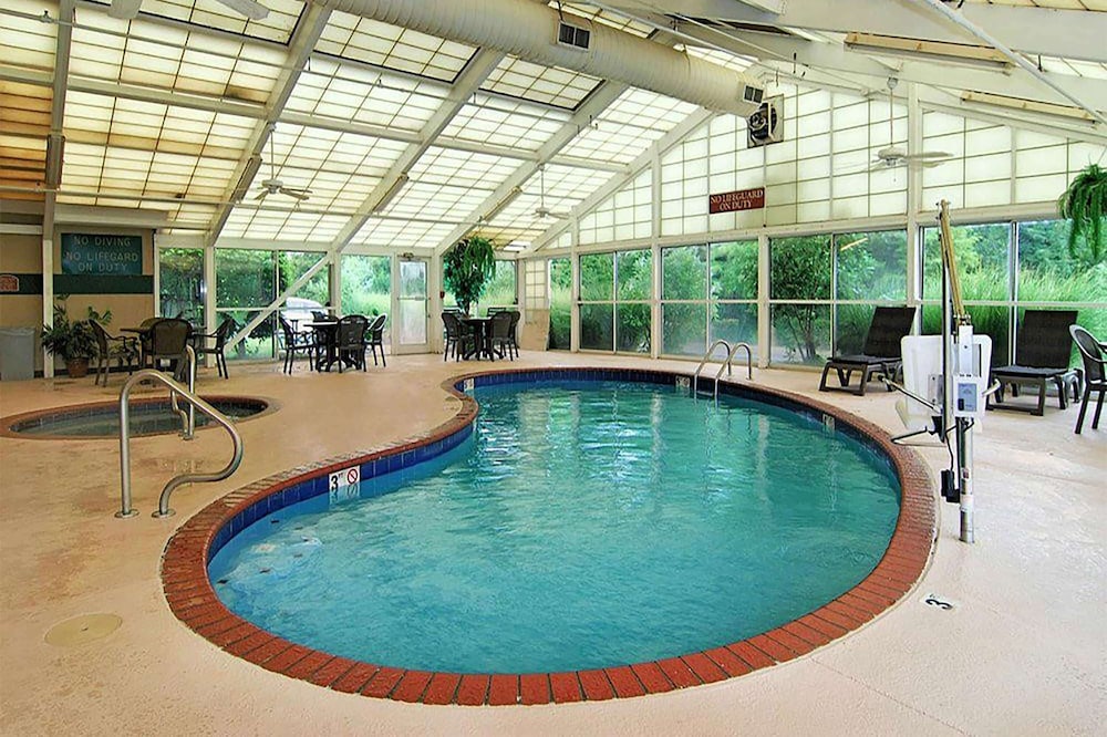 Imagen de la piscina del Hotel La Quinta Inn & Suites by Wyndham Memphis I-240. Foto 12