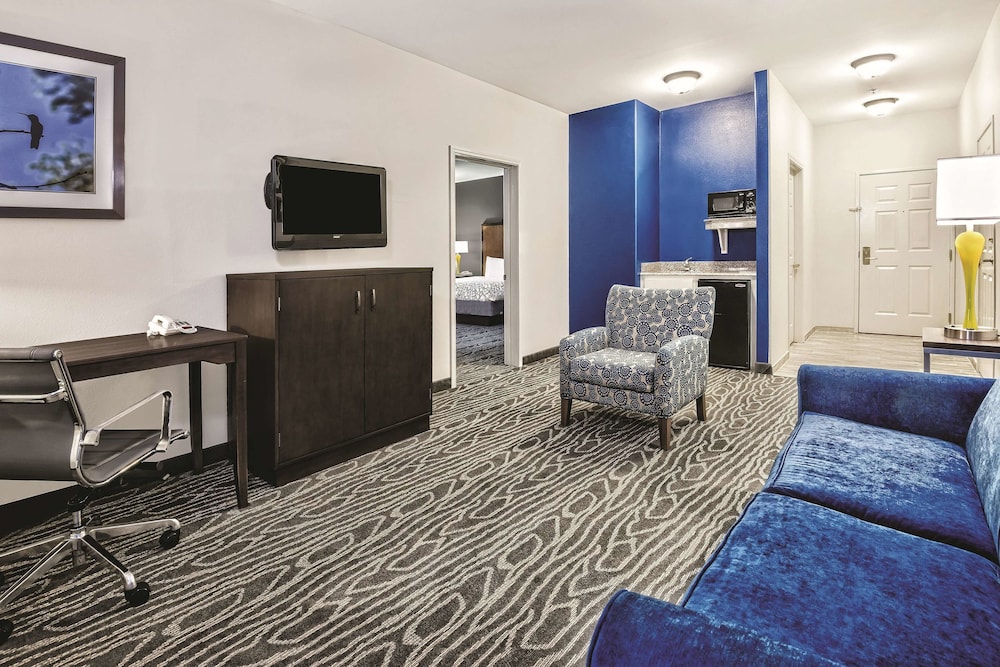 Imagen de la habitación del Hotel La Quinta Inn & Suites by Wyndham Mercedes Outlet Mall. Foto 2