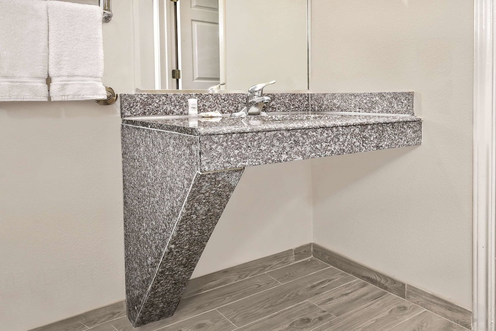 Imagen de la habitación del Hotel La Quinta Inn & Suites by Wyndham Mercedes Outlet Mall. Foto 3