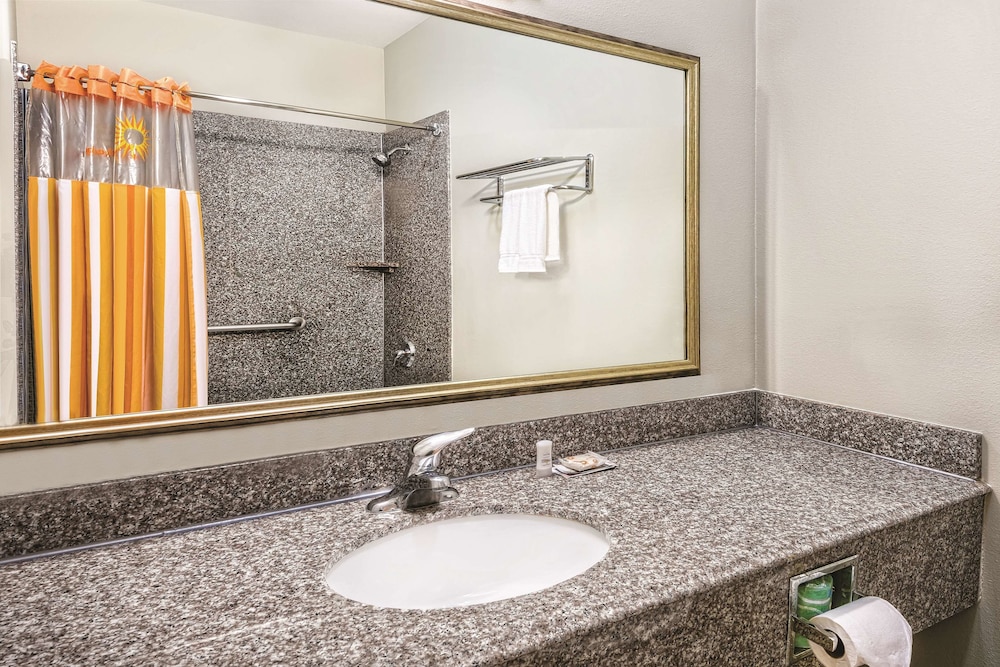 Imagen de la habitación del Hotel La Quinta Inn & Suites by Wyndham Mercedes Outlet Mall. Foto 5