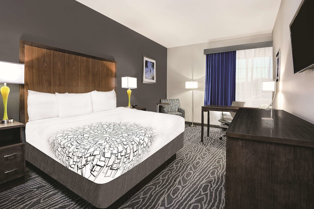 Imagen de la habitación del Hotel La Quinta Inn & Suites by Wyndham Mercedes Outlet Mall. Foto 7