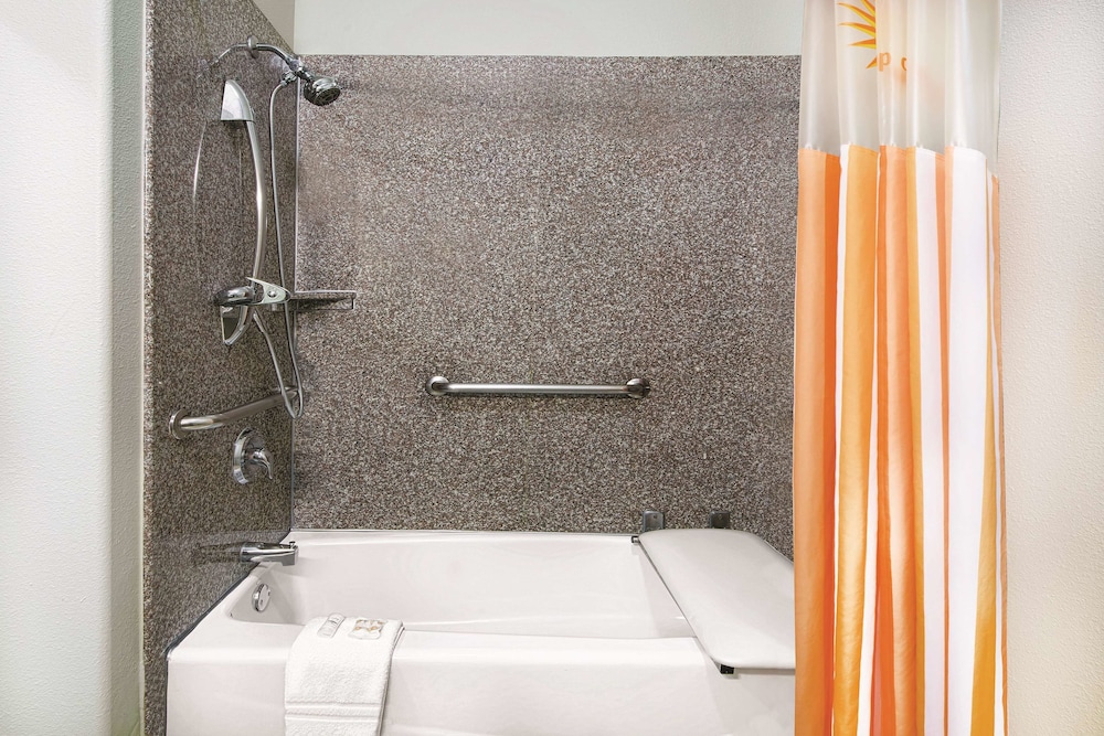 Imagen de la habitación del Hotel La Quinta Inn & Suites by Wyndham Mercedes Outlet Mall. Foto 9