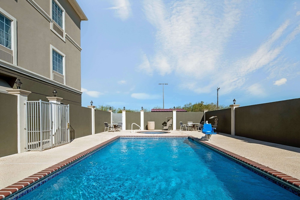 Imagen de la piscina del Hotel La Quinta Inn & Suites by Wyndham Mercedes Outlet Mall. Foto 20