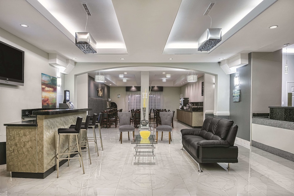 Imagen de los interiores del Hotel La Quinta Inn & Suites by Wyndham Mercedes Outlet Mall. Foto 14