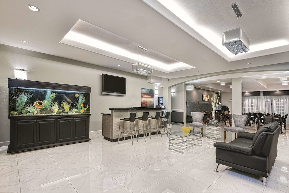 Imagen de los interiores del Hotel La Quinta Inn & Suites by Wyndham Mercedes Outlet Mall. Foto 15