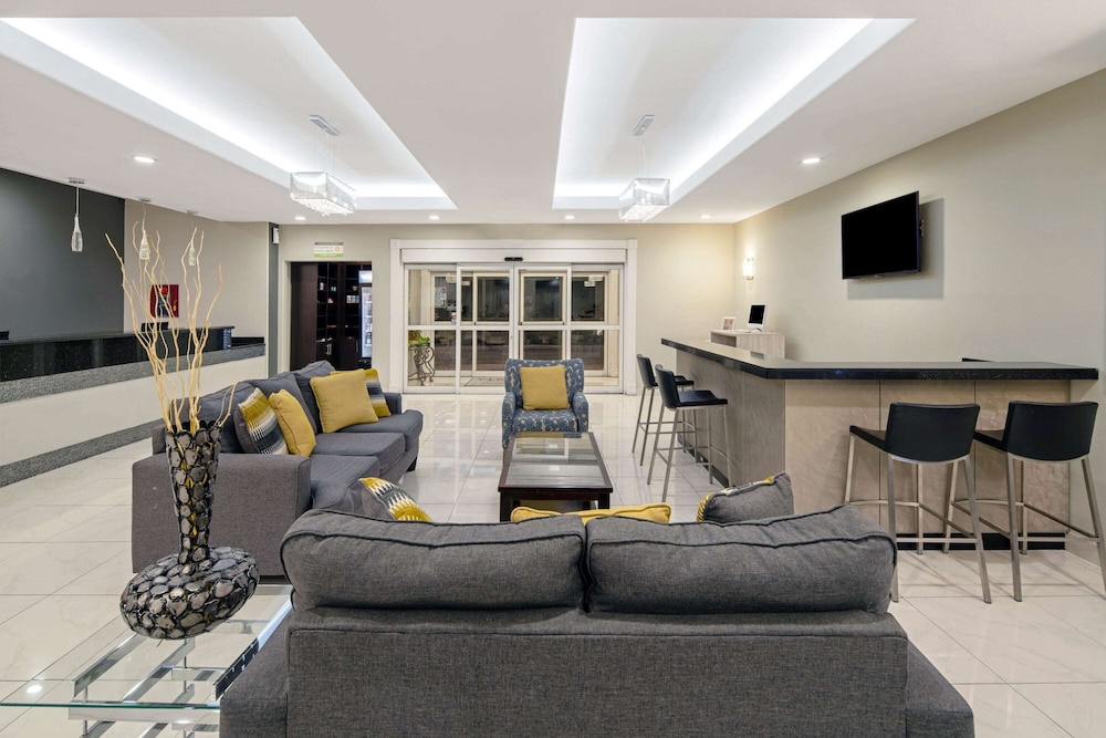 Imagen de los interiores del Hotel La Quinta Inn & Suites by Wyndham Mercedes Outlet Mall. Foto 18